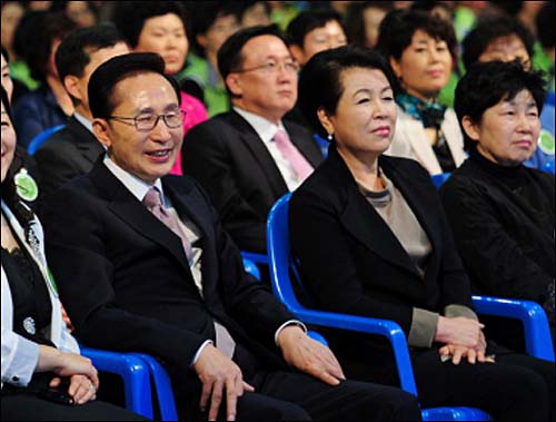 지난 4월 27일 경기도 고양시 일산 킨텍스에서 열린 생활공감 정책주부모니터단 연수회에 참석한 이명박 대통령 내외의 모습(자료사진). ⓒ 청와대