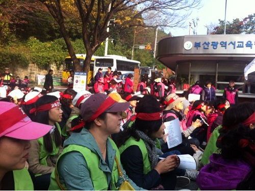 9일, 부산지역 학교비정규직 노동자들이 '교육감직접고용' 등을 외치며 총파업을 벌이고 있다.  ⓒ 트위터 'minpower99' 