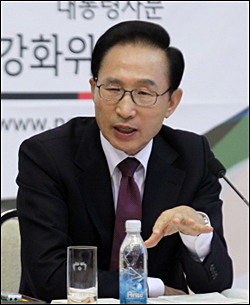 이명박 대통령의 내곡동 사저 터 매입의혹 사건 특검이 수사기간 연장을 하지 못하고 30일 최단기간 수사로 14일 마무리 짓게 됐다(자료사진).ⓒ 청와대