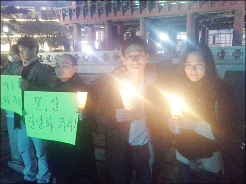 민주통합당 문재인 후보와 무소속 안철수 후보의 벼랑끝 대치 양상에 분노한 시민들이 22일 밤 서울 종각에서 촛불집회를 시작했다. ⓒ 진중권 동양대 교수 트위터