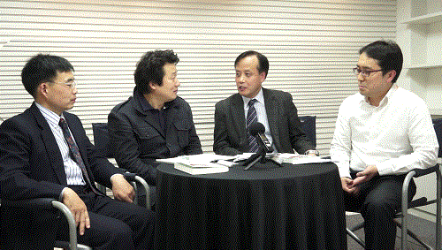 22일, 파워트위터리안 (왼쪽부터) 배용석 (@SmartFoodDM), 이상호 기자 (@leesanghoC ), 백찬홍(@mindgood), 이기욱(@leegiug)씨가 22일 오후 <발뉴스TV>에 출연해 ‘경제민주화와 강풀 26년’이란 주제로 토론을 벌이고 있다.