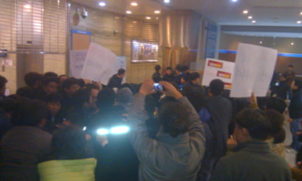 길환영 사장의 취임식을 저지하는 과정에서 청경들과 대치중인 KBS 새노조 조합원. ⓒ KBS 새노조 트위터(@kbsunion)