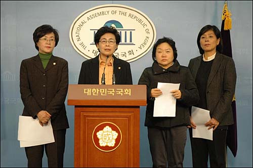 로스쿨 출신 검사의 성관계 파문에 대해 검찰이 ‘뇌물수수’ 혐의를 적용하자 민주통합당 여성의원들이 26일 성명을 내고 “검사의 성폭행을 축소‧은폐하려는 의도”라며 검찰개혁을 촉구했다. ⓒ 민주당 인재근 의원 트위터