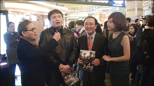 진보정의당 노회찬 공동대표와 만화가 강풀씨가 26일 서울 광진구 롯데시네마 건대점에서 열린 영화 ‘26년’ 시사회장에서 ‘발뉴스TV’에 출연해 인터뷰를 하고 있다. ⓒ ‘발뉴스TV’ 화면 캡처