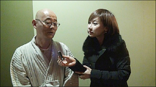 명진스님이 26일 서울 광진구 롯데시네마 건대점에서 열린 영화 ‘26년’ 시사회장에서 ‘발뉴스TV’에 출연해 인터뷰를 하고 있다. ⓒ ‘발뉴스TV’ 화면 캡처