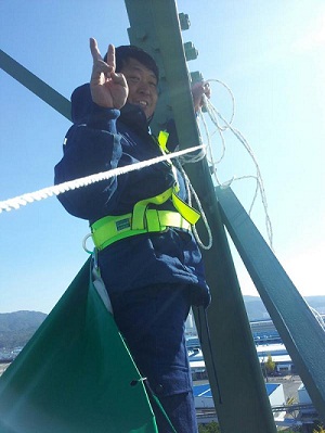 지난 달 31일 송전탑에서 현대차 불법파견 문제 해결을 위해 고공농성을 벌이고 있는 최병승씨가 바람에 찢긴 천막 보수 공사를 하면서 기념 사진을 찍고 있다. ⓒ 최병승씨 트위터