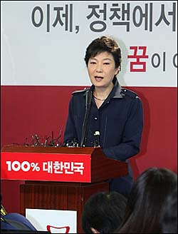 박근혜 새누리당 대선후보가 자신의 복심인 이정현 공보단장의 발언 파문에 대해 1일 “잘못된 보도 때문”이라며 적극 감싸고 나섰다(자료사진). ⓒ 새누리당