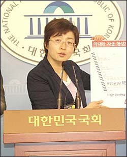 국회 환경노동위원회의 은수미 의원이 2일 MBC 김재철 사장의 3번째 출석 불응에 대해 “페인트 모션을 하고 도망갔다”고 말했다(자료사진). ⓒ 민주통합당 은수미 의원실