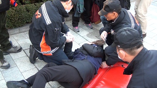 30일 삼성 이건희 회장 취임 25주년 기념식장 앞(호암아트홀)에서 시위를 벌이던 전국철거민연합회 과천철대위 소속 방준아(여·40)씨가 삼성 측의 과잉 경호 과정에서 호흡곤란을 호소하며 쓰러져 병원으로 이송됐다.