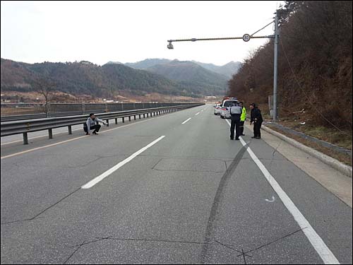 새누리당 박근혜 대선후보의 강원도 유세 길을 수행하던 차량 2대가 서로 충돌, 전복해 최측근 이춘상 보좌관이 사망하는 사고가 2일 발생했다. 춘천 MBC 박대용 기자(@biguse)가 트위터에 올린 현장 사진.