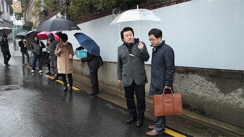 3일 오후 2시 30분. 전두환씨 사저 앞에서 취재 중 공무집행방해 혐의로 체포돼 검찰로부터 징역 10월을 구형받은 이상호 기자에 대한 현장검증이 연희동 사저 앞 골목에서 이루어졌다. ⓒ ‘go발뉴스’