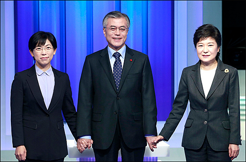 중앙선거관리위원회가 대선 후보 TV 토론에서 공평성을 이유로 민주통합당 문재인 후보의 ‘사랑의열매’ 배지를 떼도록 해 5일 논란이 되고 있다. 토론 전의 모습에선 문 후보가 사랑의열매 배지를 달고 있다. ⓒ 문재인 캠프