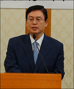 팟캐스트 ‘나는 꼼수다’와 지역 주간지 <충청리뷰>가 정우택 새누리당 최고위원의 ‘해외 원정 성상납’ 의혹과 관련 대만 정치권 인사의 증언을 공개했다. ⓒ 정우택 의원실