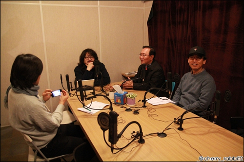 팟캐스트 ‘저공비행 시즌2’와 ‘나는 꼼수다’가 11일 민심 동향에 대해 “문재인 후보가 골든크로스에 임박했거나 넘어서고 있다”고 진단했다. ⓒ 트위터러 ‘체리토끼’(Cherry_Rabbit2)