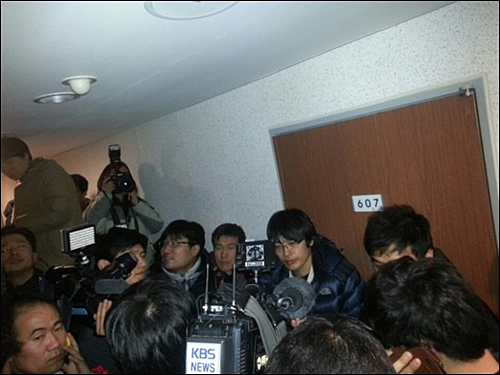 국정원 대선 개입 의혹 사건과 관련 경찰과 선거관리위원회가 국정원 직원의 오피스텔 현장에 11일 밤 출동했으나 현장 진입을 하지 못하고 대치 장기화 상황에 들어갔다. ⓒ 이상호 기자 트위터(@leesanghoC)