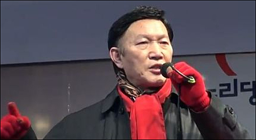 박근혜 캠프 연예인홍보단의 배우 강만희(65) 씨가 대구 유세에서 “박근혜가 대통령이 안되면 할복해야 한다”고 극단적 발언을 해 파문이 일었다. ⓒ 티엔티뉴스 영상화면 캡처