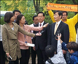 서울고법 형사6부(부장판사 정형식)가 14일 ‘곽노현 사건’과 관련 2억원 돈 전달자 강경선 한국방송통신대 교수에게 무죄 선고를 내렸다. 기자들의 질문을 받고 있는 곽노현 전 서울시 교육감(자료사진). ⓒ 곽노현 공대위