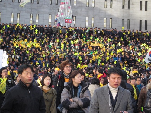 15일 서울 광화문에서 문재인 민주통합당 대선후보의 서울 유세 '앵콜! 광화문대첩'이 진행됐다. 이날 광화문 광장을 가득 메운 시민들로 인해 세종문화회관 계단이 꽉 메워지는 장관이 연출됐다. ⓒ ‘go발뉴스’
