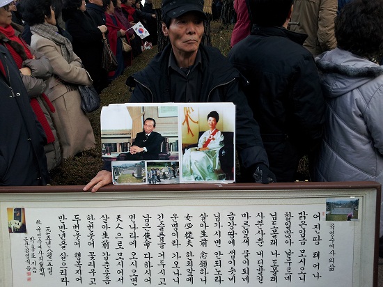 박정희 전 대통령과 육영수 여사를 추모하고 있는 한 남성 ⓒ ‘go발뉴스’