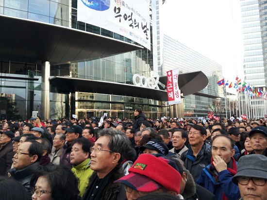 15일 서울 삼성동 코엑스에서 열린 새누리당 박근혜 후보 유세 현장. 청중들이 박 후보의 연설을 주의깊게 듣고 있다. ⓒ ‘go발뉴스’