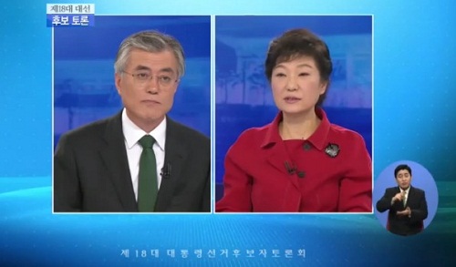 16일 오후 8시, 새누리당 박근혜 후보와 민주통합당 문재인 후보가 ‘사회·교육·과학·문화·여성’을 주제로 ‘양자토론’을 벌이고 있다. ⓒ KBS 방송화면 캡처