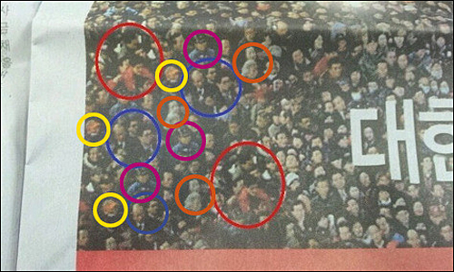 네티즌들은 반복되는 인물들을 색깔별로 동그라미를 친 편집사진을 올리며 사진조작 의혹을 제기했다.