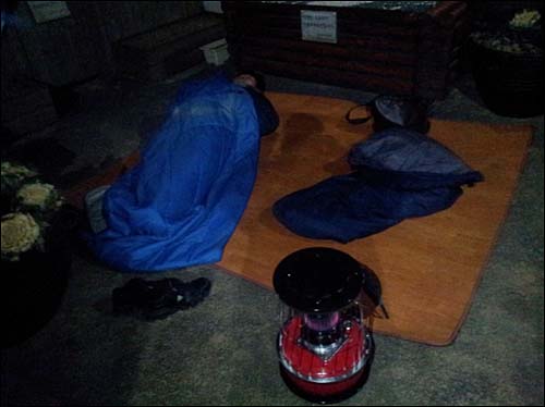 1등 투표를 노린 노숙팀까지 등장했다. ⓒ 트위터러 ‘@ojst***’