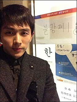 투표시작 15분 전부터 대기한 영화 ‘26년’의 임슬옹씨 ⓒ 임슬옹씨 트위터 ‘@2AMONG’