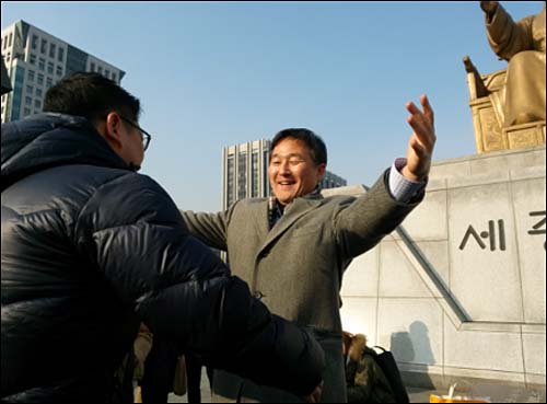 ‘광화문 프리허그’ 약속을 지키고 있는 표창원 경찰대 교수. ⓒ <오마이> 권우성 기자 트위터