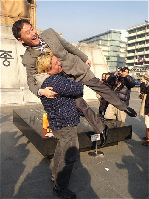 프로레슬러 김남훈씨는 “프리허그 이벤트에 난입”했다며 표창원 전 교수를 들어올리는 사진을 올렸다. ⓒ 김남훈씨 트위터