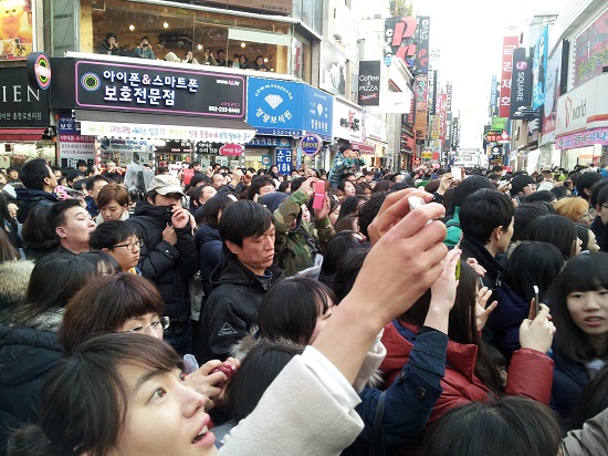 표창원 전 교수를 보기 위해 모인 시민들 ⓒ go발뉴스
