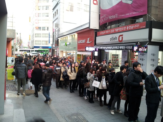 표창원 전 교수와 프리허그를 하기 위해 줄 서있는 시민들 ⓒ go발뉴스