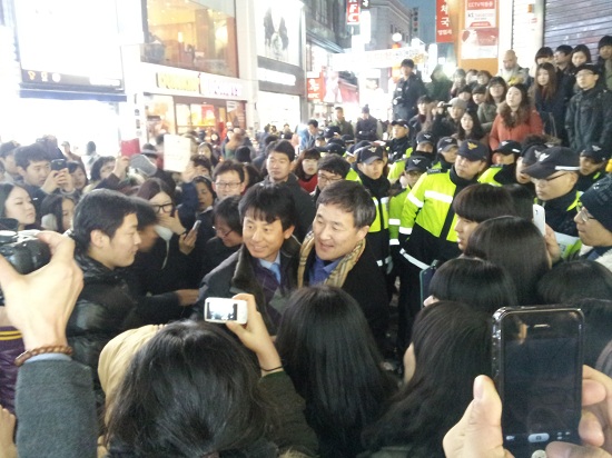 시민들과 프리허그 중인 표창원 전 교수 ⓒ go발뉴스