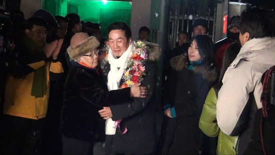 출소한 정봉주 전 의원이 어머니 이계완 씨, 부인 송지영 씨에게 축하를 받고 있다. ⓒ go발뉴스