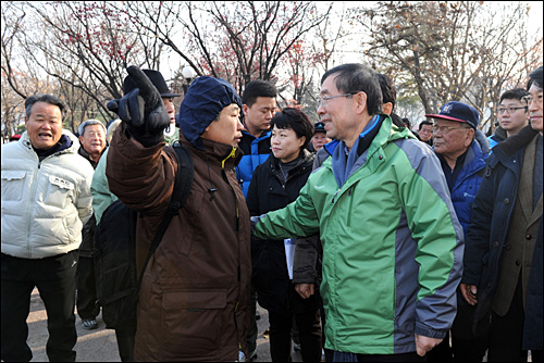 종묘광장공원에서 만난 박원순 서울시장에게 민원 해결을 요구하는 시민들. ⓒ 서울시