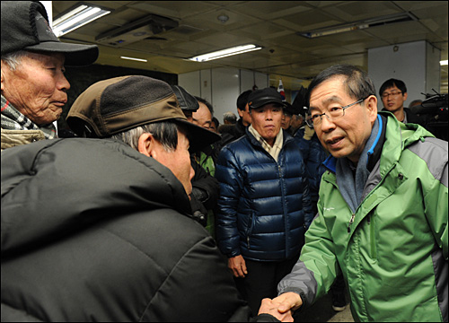 박원순 서울시장이 종묘광장공원에서 어르신들의 이야기를 듣고 있다. ⓒ 서울시
