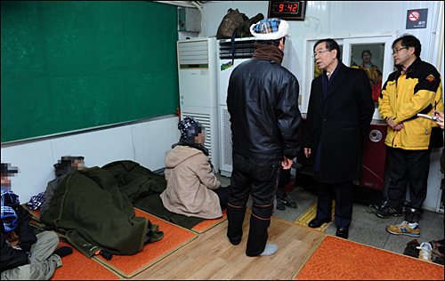 박원순 서울시장이 3일 노숙인들이 밀집해 있는 서울역을 방문해 관리 현황 등을 점검하고 불편 사항을 들었다. ⓒ 서울시