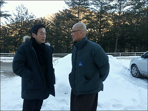 최근 출감한 정봉주 전 의원은 가족들과 함께 지난 2일 명진스님을 강원도에서 만났다. ⓒ 정봉주 전 의원 트위터