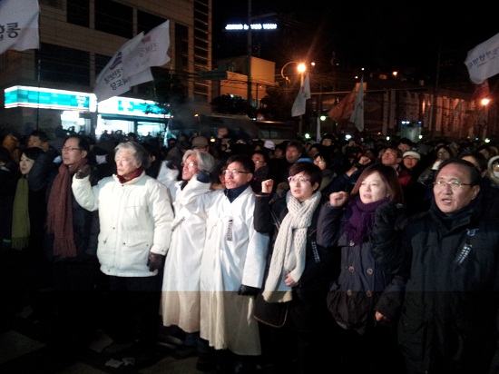 한진중공업 앞 희망버스 행사장에서 참석자들이 '임을 위한 행진곡'을 부르고 있다. ⓒ go발뉴스
