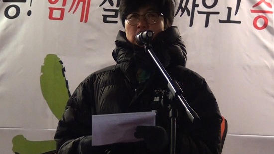 김진숙 민주노총 부산지역본부 지도위원이 무대발언을 하고 있다. ⓒ go발뉴스