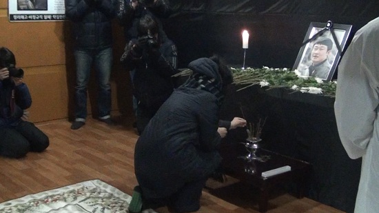 한진중공업 앞에 마련된 고 최강서 씨의 분향소에 시민들이 조문을 하고 있다. ⓒ go발뉴스