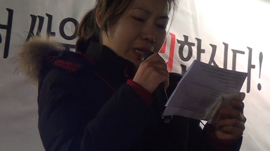 고 최강서 씨의 부인 이선화 씨가 울먹이며 참석자들에게 감사 인사를 하고 있다. ⓒ go발뉴스