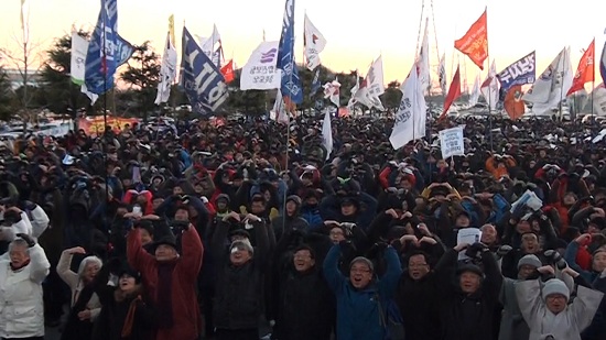 희망버스 참석자들이 고공농성 중인 최병승, 천의봉 씨를 향해 하트를 그리고 있다. ⓒ go발뉴스