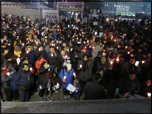 5일 오후 5시 서울 중구 대한문 앞. 인터넷 포털 사이트와 트위터 등 SNS를 통해 자발적으로 모인 시민들이 대선 과정에서의 부정의혹을 제기하며 재검표를 요구하고 있다. ⓒ 'go발뉴스'