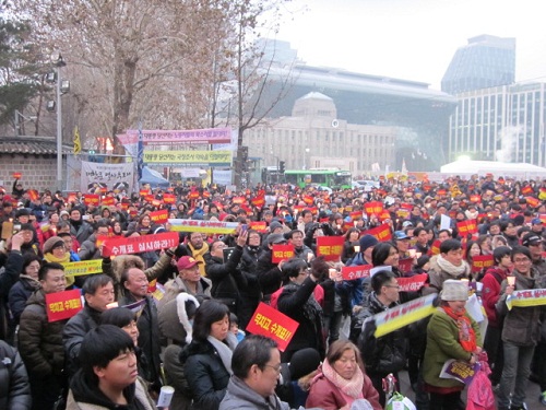 12일 오후 서울 중구 대한문 앞. 시민들이 촛불을 들고 '부정선거 의혹 해소' '수개표 실시'를 요구하고 있다. ⓒ 'go발뉴스'
