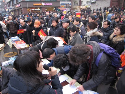 12일 오후 서울 중구 대한문 앞. 시민들이 수개표 국회 청원을 위한 서명에 참여하고 있다. ⓒ 'go발뉴스'