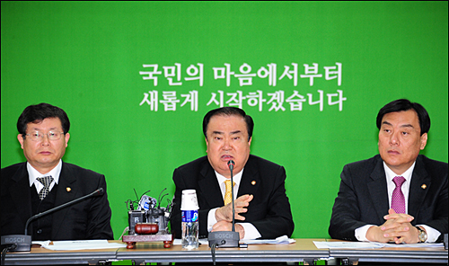 민주통합당이 대선 패배의 원인으로 ‘종합편성채널 출연 금지’를 꼽으며 당론 변경을 검토하는 것에 대해 15일 지지자들의 비난이 거세다. ⓒ 민주통합당