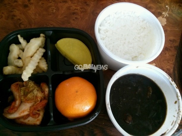 지난 10일 이모군이 천안시청에 민원을 제기하며 함께 올린 도시락 사진