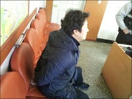 이상호 기자는 지난해 1월 전두환씨 사저 앞에서 관련 취재를 하다가 현장에서 수갑에 채워 체포되기도 했다. ⓒgo발뉴스