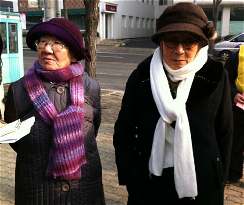 위안부 피해자인 길원옥 할머니(좌)와 김복동 할머니(우). ⓒgo발뉴스